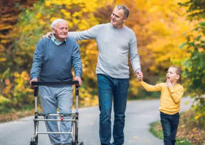 Großvater, Vater und Sohn laufen auf Straße