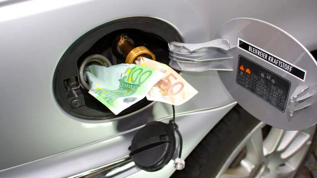 Euroscheine stecken in Auto Tank