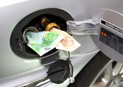 Euroscheine stecken in Auto Tank