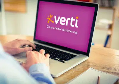 Ein Laptop, auf dessen Bildschirm das Verti-Logo zu sehen ist.
