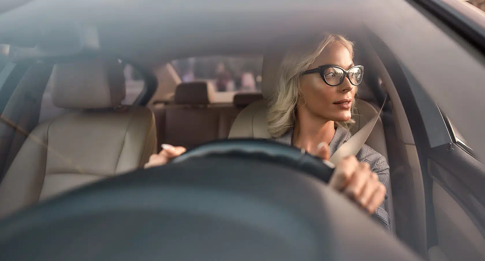 Brillenträgerin am Steuer eines Autos