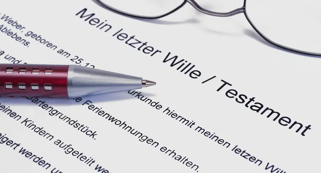 Eine Kugelschreiber liegt auf einem Dokument mit der Aufschrift "Letzter Wille"
