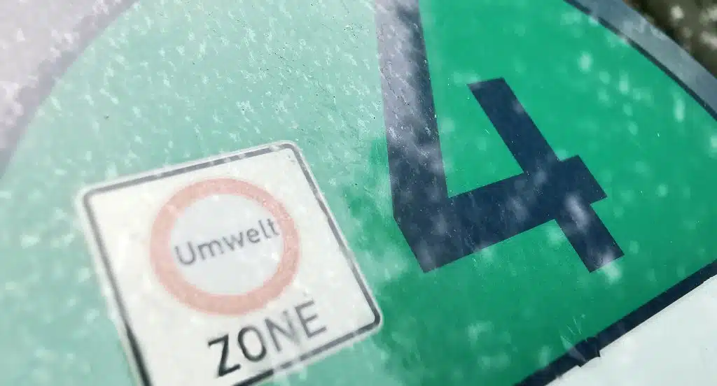 Grüner Umweltzonen-Aufkleber auf einem Auto