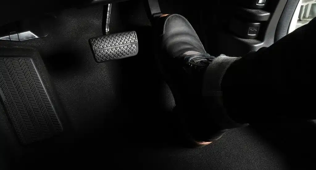 Ein Fuß auf einem Gaspedal eines Autos