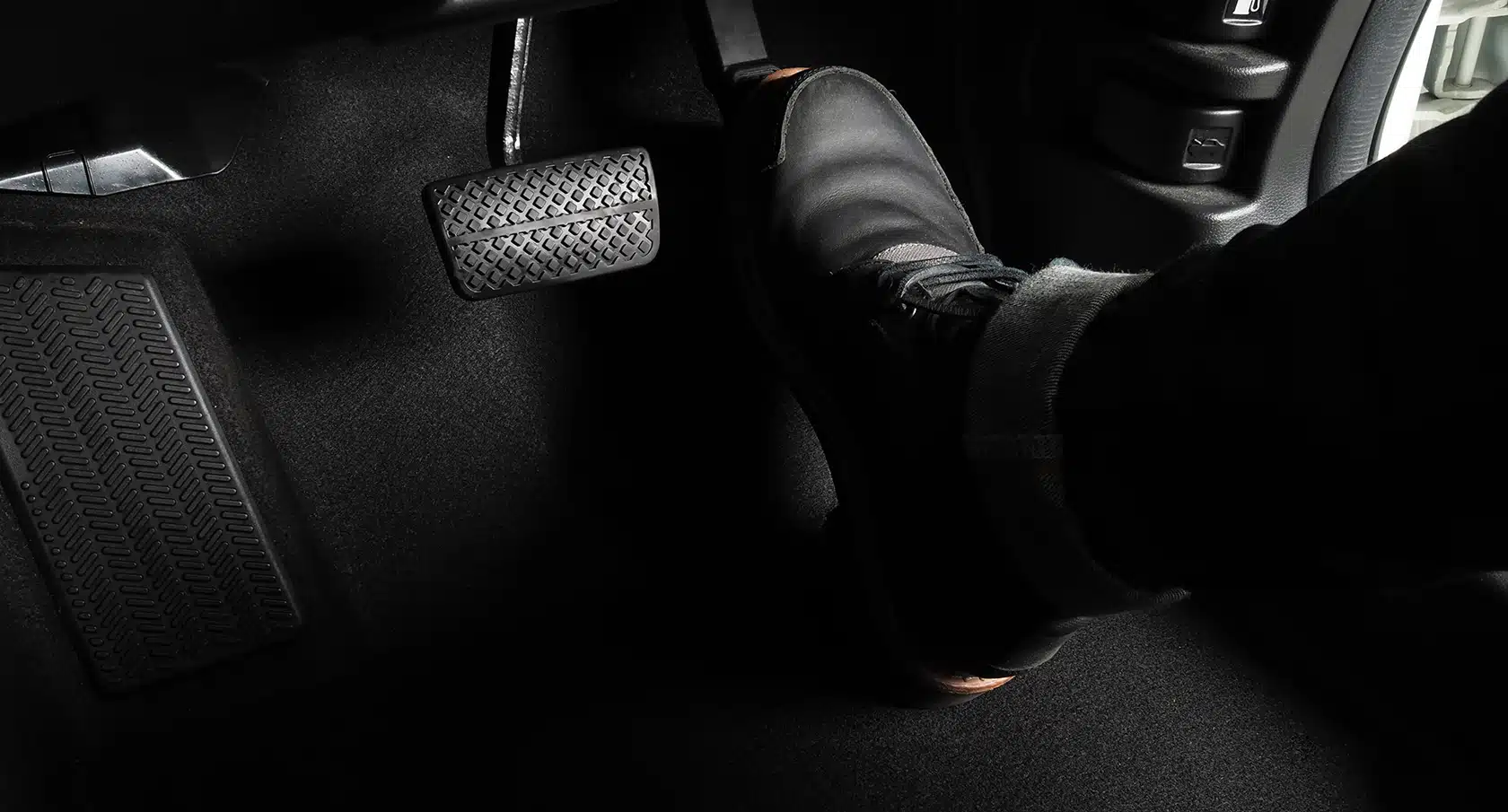 Ein Fuß auf einem Gaspedal eines Autos