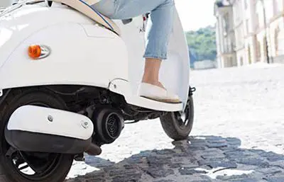 Frau auf einem Moped