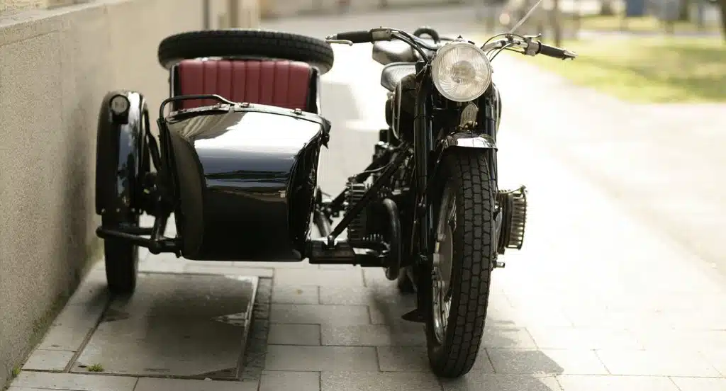 Parkendes Motorrad mit Beiwagen