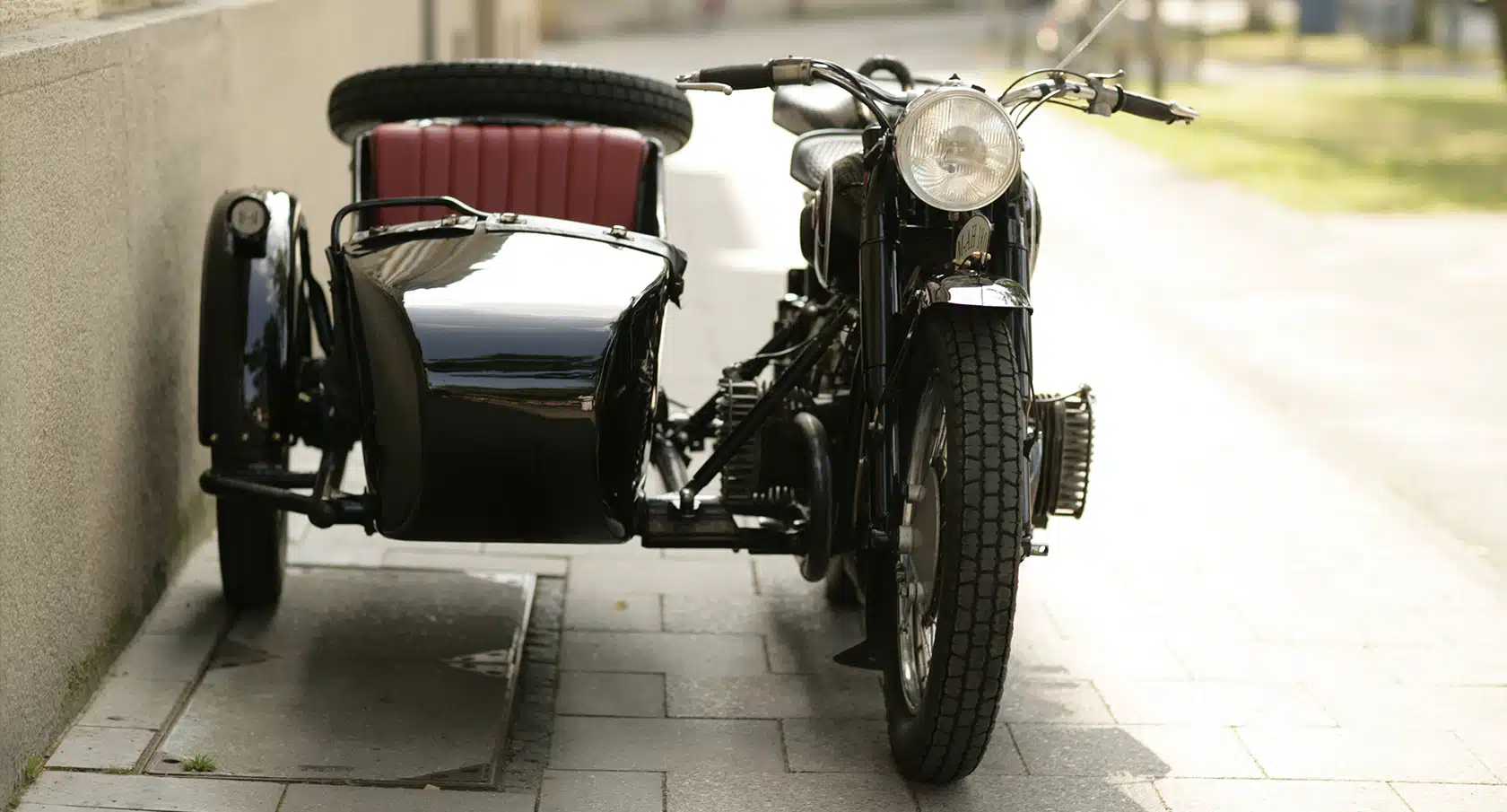 Parkendes Motorrad mit Beiwagen