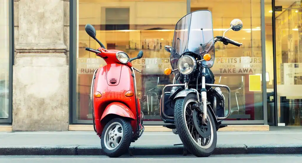 Zwei vor einem Geschäft abgestellte Motorräder