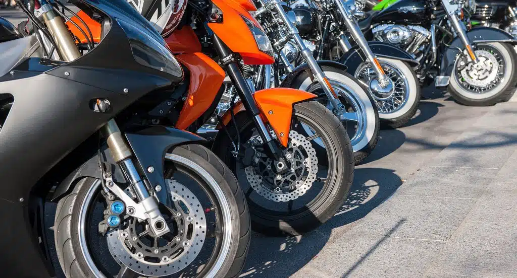 Mehrere nebeneinander parkende Motorräder