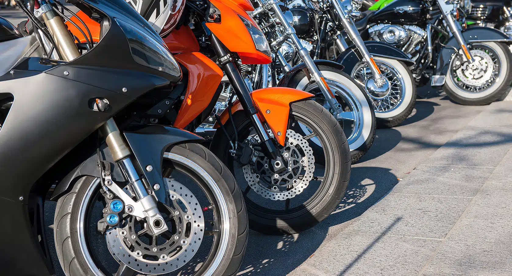 Mehrere nebeneinander parkende Motorräder