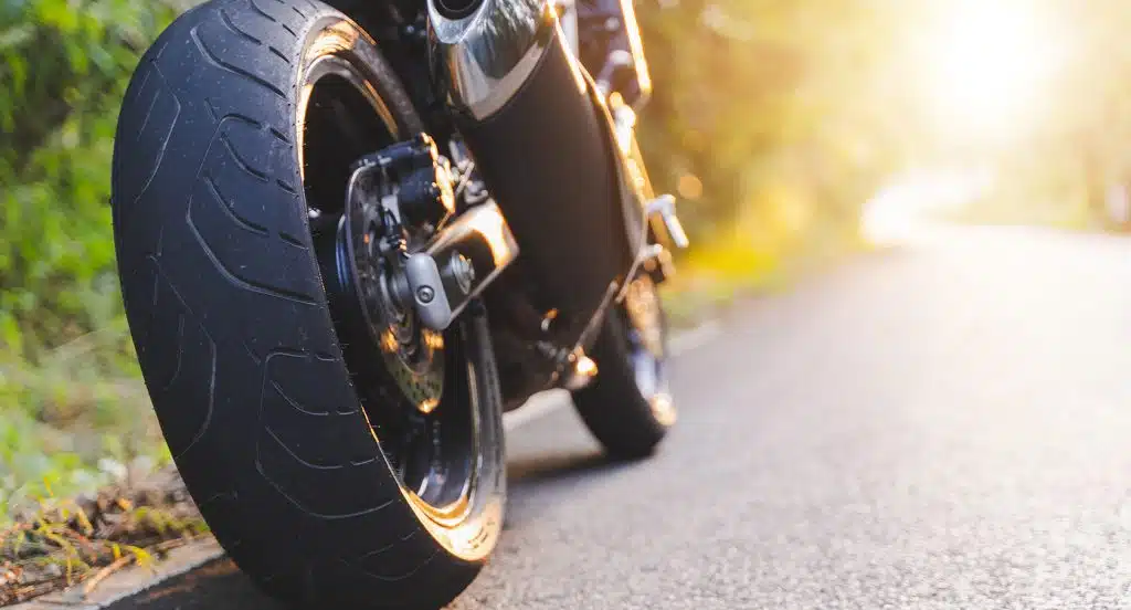 Breiter Hinterreifen eines Motorrads auf der Straße in Nahaufnahme