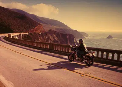 Motorradfahrer fährt an der Küste entlang