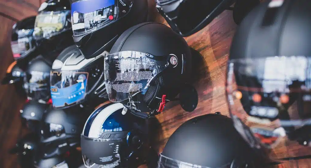 Mehrere Motorradhelme hängen an der Wand nebeneinander