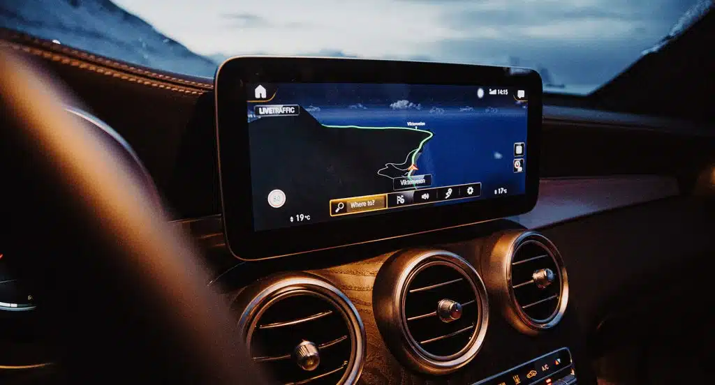 Navigationsgerät in einem Auto in Großaufnahme