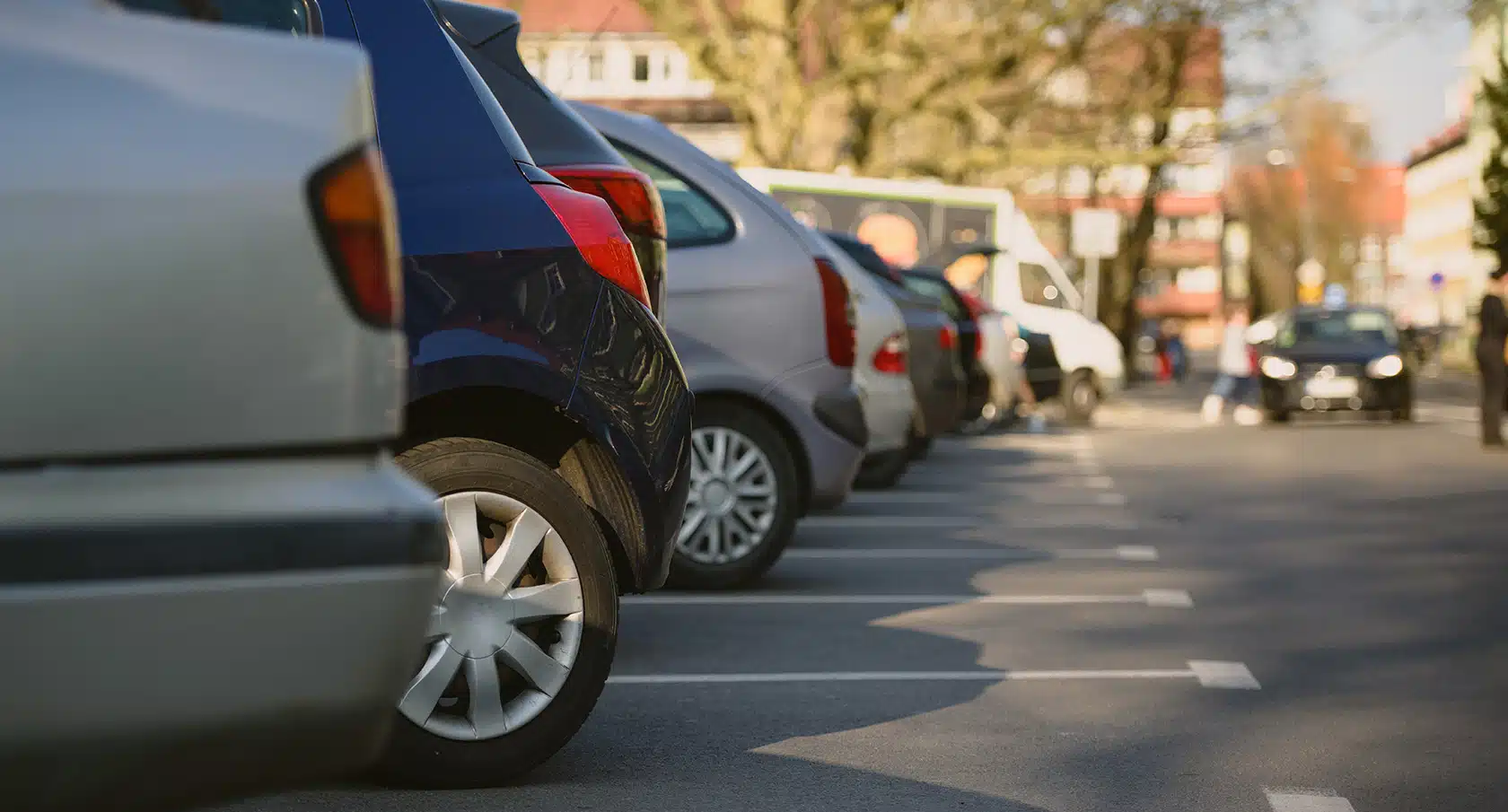 Mehrere parkende Autos stehen auf einem Parkplatz
