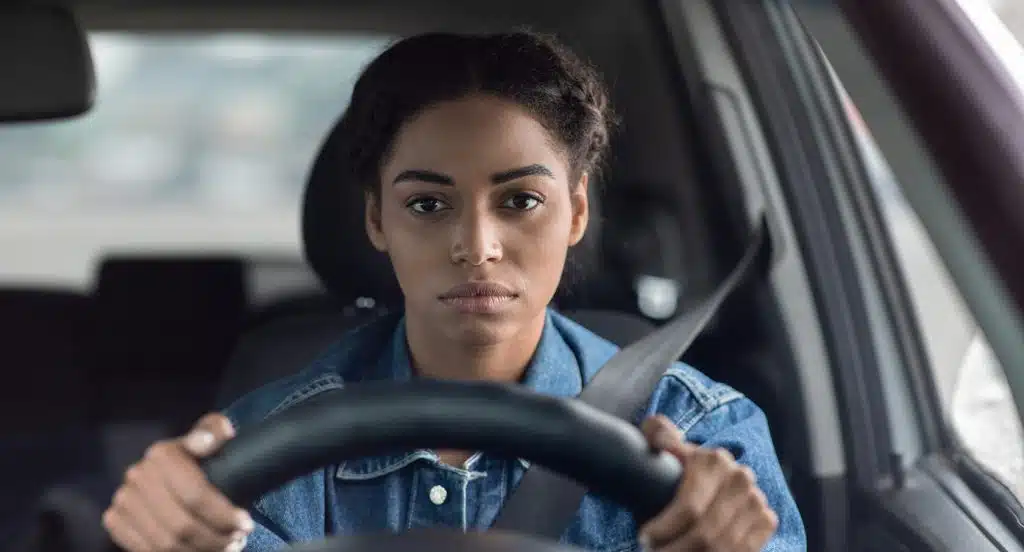 Frau im Auto hinter dem Steuer