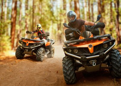 Zwei Quadfahrer im Wald
