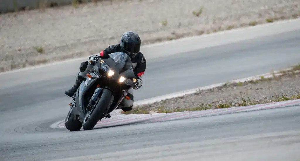 Motorradfahrer fährt auf einer Rennstrecke