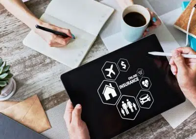 Eine Person mit ein Tablet in der Hand, ihr gegenüber jemand mit einem Notizbuch