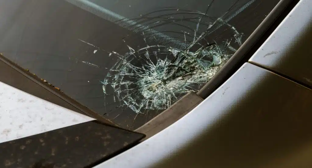 Zersplittertes Glas einer Autoscheibe
