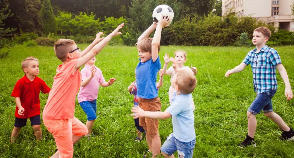 Ball spielende Kinder auf einer Wiese