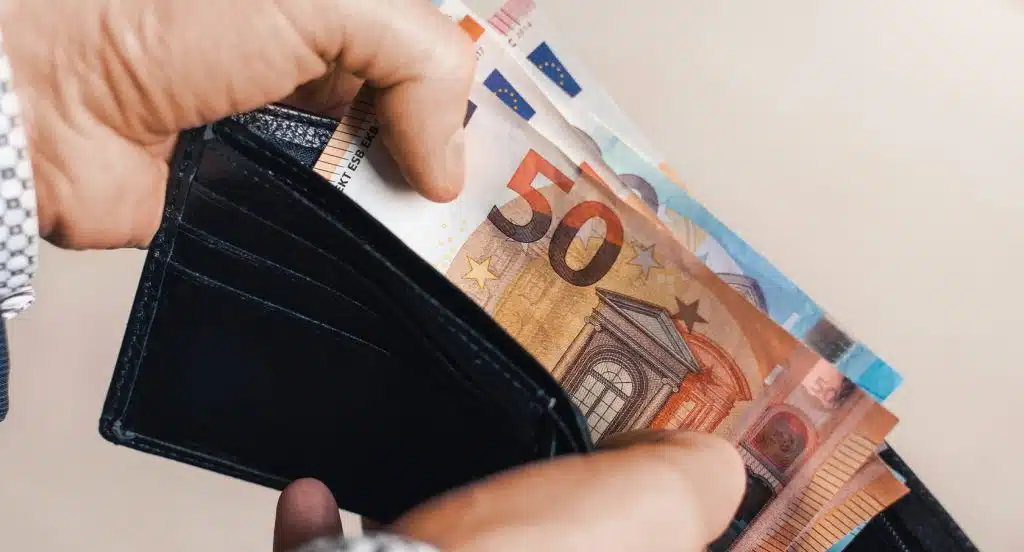 Geöffnetes Portemonnaie mit Geldscheinen