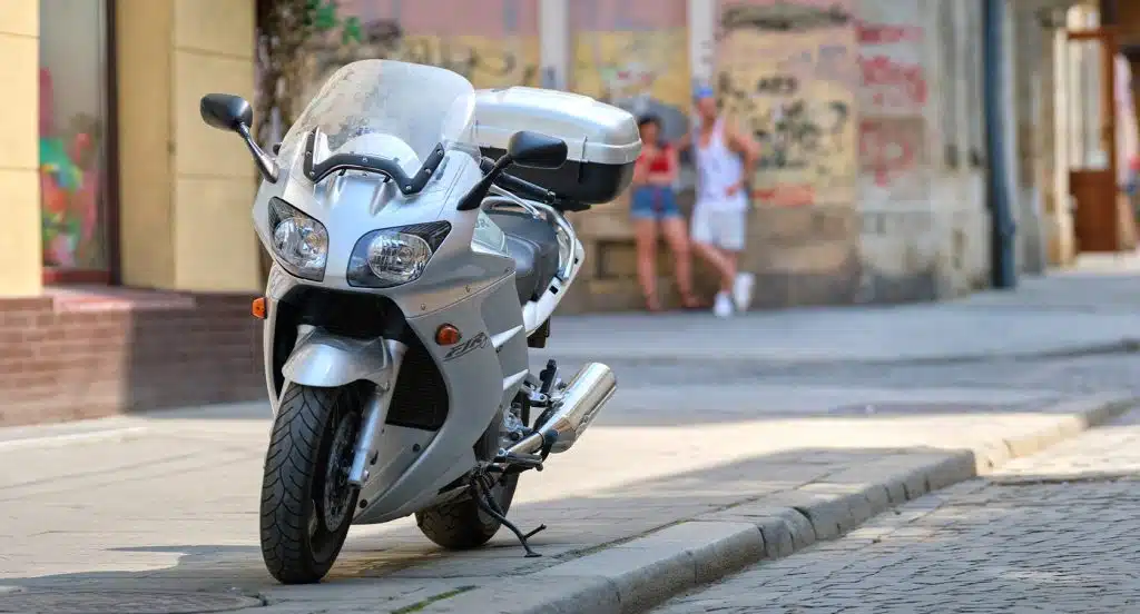 Auf dem Bordstein abgestelltes Motorrad