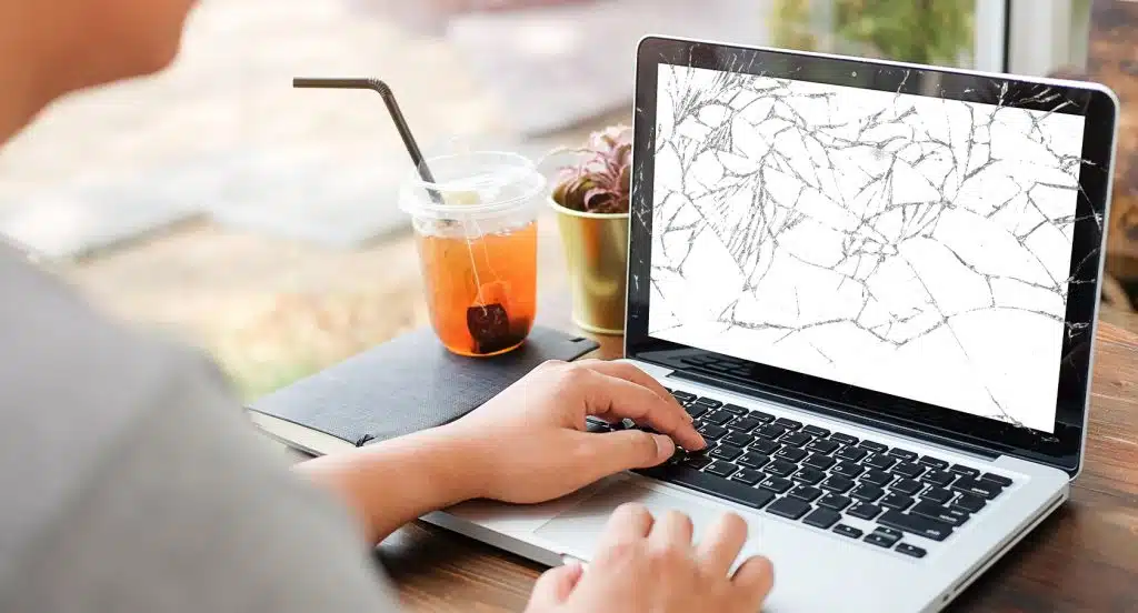 Notebook mit kaputtem Display steht auf einem Tisch