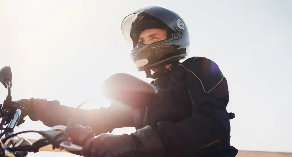 Motorradfahrer mit Helm auf einer Maschine