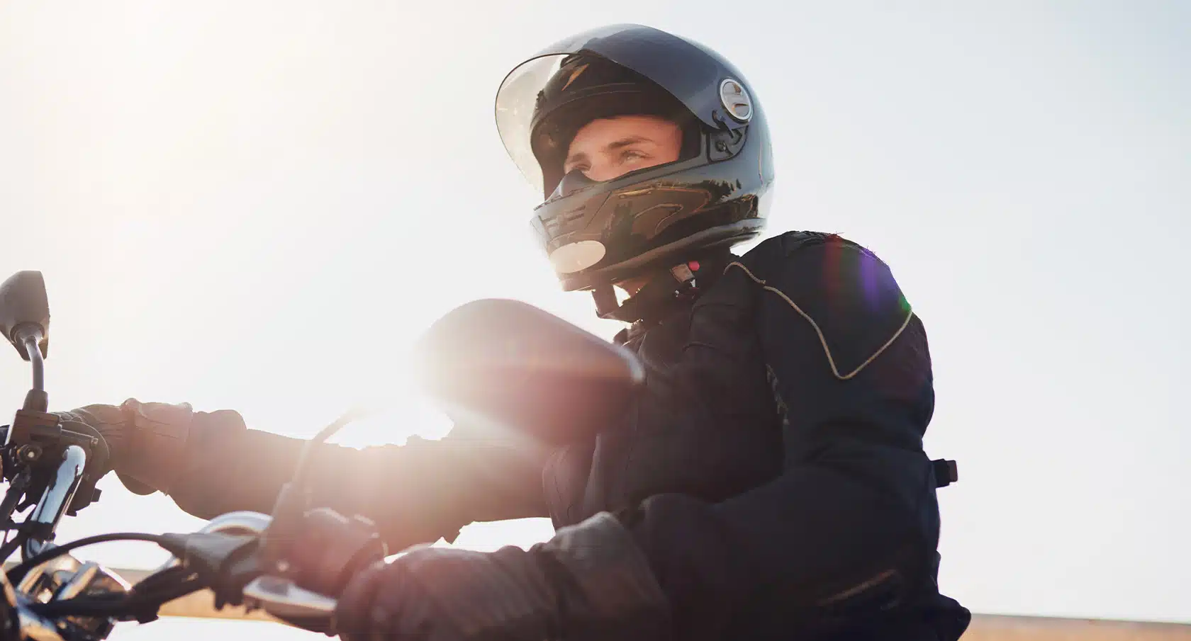 Motorradfahrer mit Helm auf einer Maschine