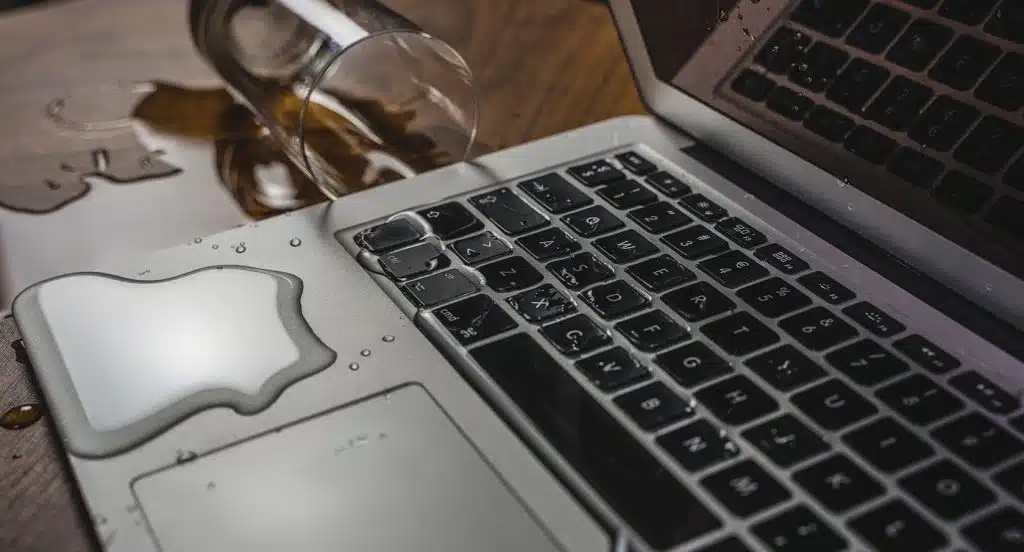 Notebook mit einer Wasserlache auf der Tastatur