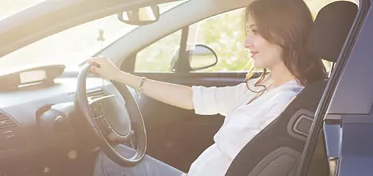 Autofahren in der Schwangerschaft: Das ist beim Anschnallen zu beachten