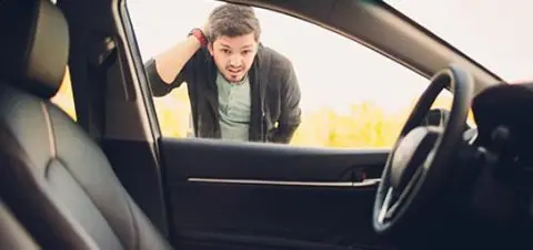 Autoschlüssel im Auto eingeschlossen – was tun?