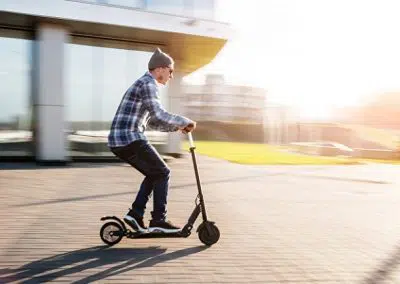 Junger Mann fährt auf Roller
