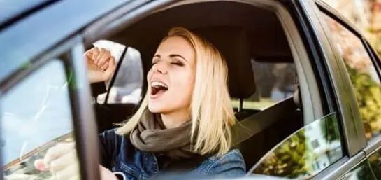 Wie laut darf man Musik im Auto hören?