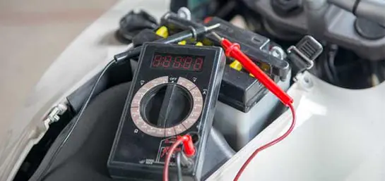 motorrad-batterie-wartung-tipps