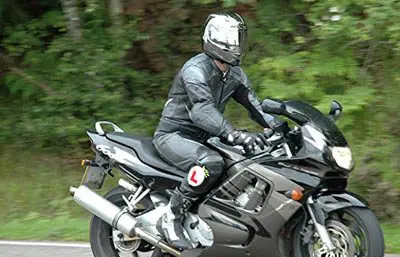 Motorradfahrer mit silbernem Helm