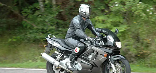 Motorradfahrer mit silbernem Helm