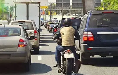 motorradfahrer zwischen autos