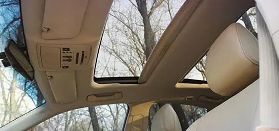 Panorama-glas-sonnendach im modernen auto, sauberes schiebedach und blick  auf den himmel von innen oder im auto