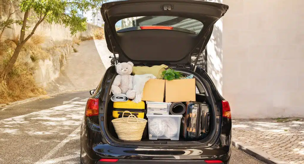 Voll beladener Kofferraum eines Autos