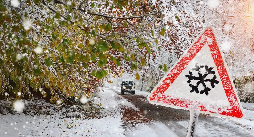 Auto fährt durch eine Winterlandschaft