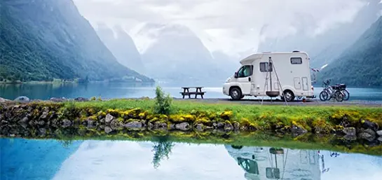 Wohnmobil steht an einem Rastplatz an einem See